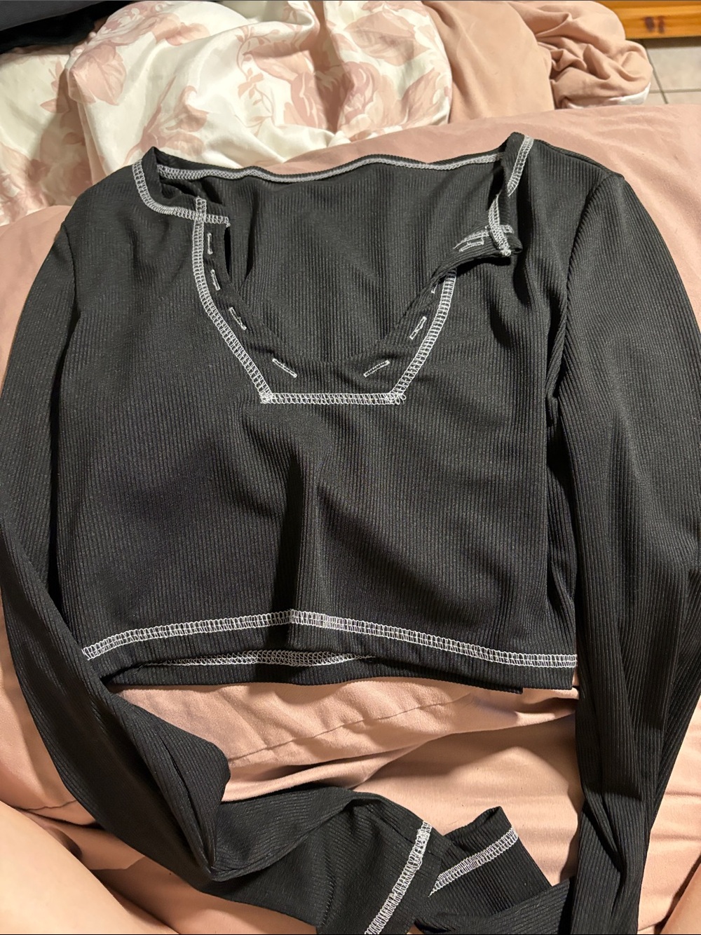 SHEIN Black Long Sleeve Crop Top with Contrast Stitching